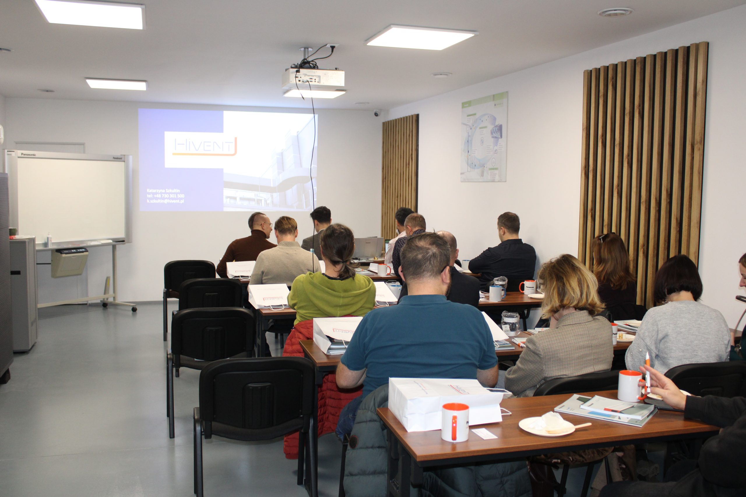 Grupa osób w sali konferencyjnej.